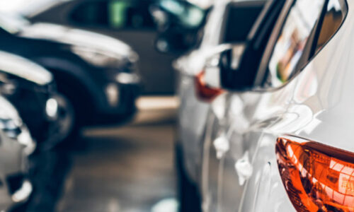 New cars at dealer showroom blurred background QUALIFICAÇÃO DA MOBILIDADE EFICIENTE